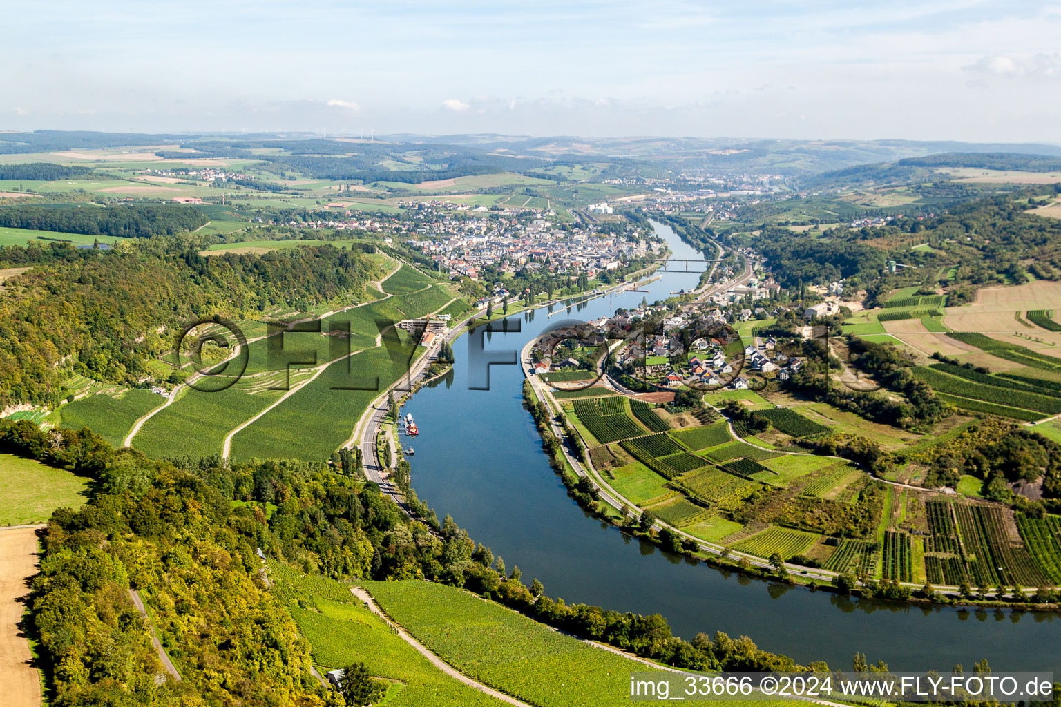 Dorfkern an den Fluß- Uferbereichen der Mosel in Wellen im Bundesland Rheinland-Pfalz, Deutschland