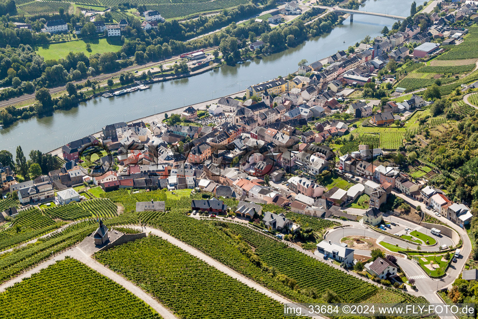 Luftbild von Dorfkern an den Fluß- Uferbereichen der Mosel in Wormeldange in Grevenmacher im Bundesland Gréiwemaacher, Luxemburg