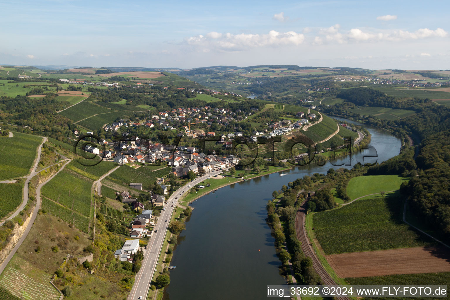 Dorfkern an den Fluß- Uferbereichen der Mosel in Greiweldeng in Distrikt Gréiwemaacher, Luxemburg