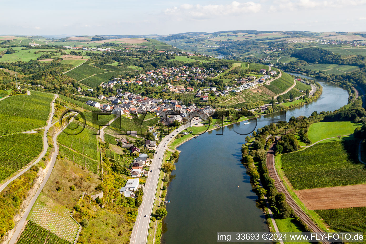 Luftbild von Dorfkern an den Fluß- Uferbereichen der Mosel in Greiweldeng in Distrikt Gréiwemaacher, Luxemburg