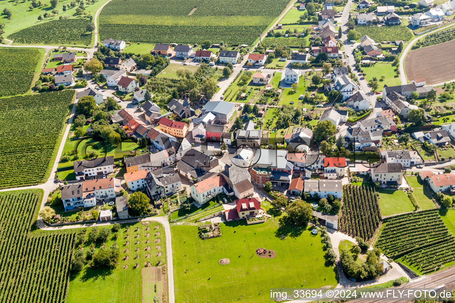 Dorf - Ansicht am Rande von landwirtschaftlichen Feldern und Nutzflächen im Ortsteil Wehr in Palzem im Bundesland Rheinland-Pfalz, Deutschland