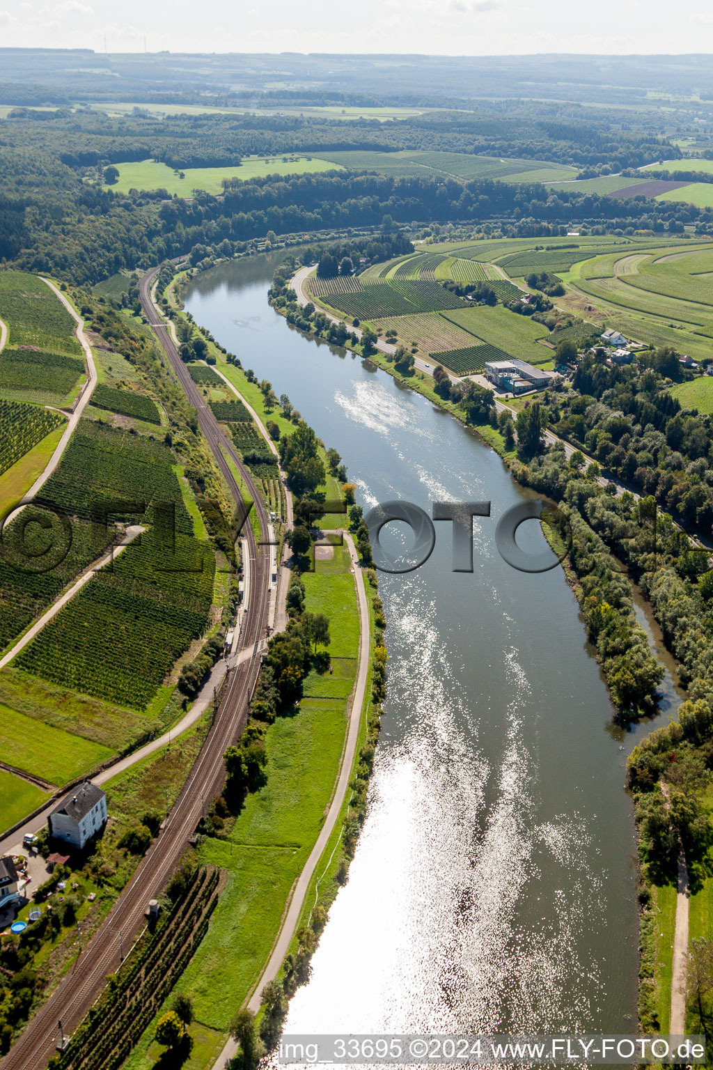 Kurvenförmige Schleife der Uferbereiche am der Mosel zwischen Luxemburg und Pfalz Flußverlauf in Wehr im Bundesland Rheinland-Pfalz, Deutschland