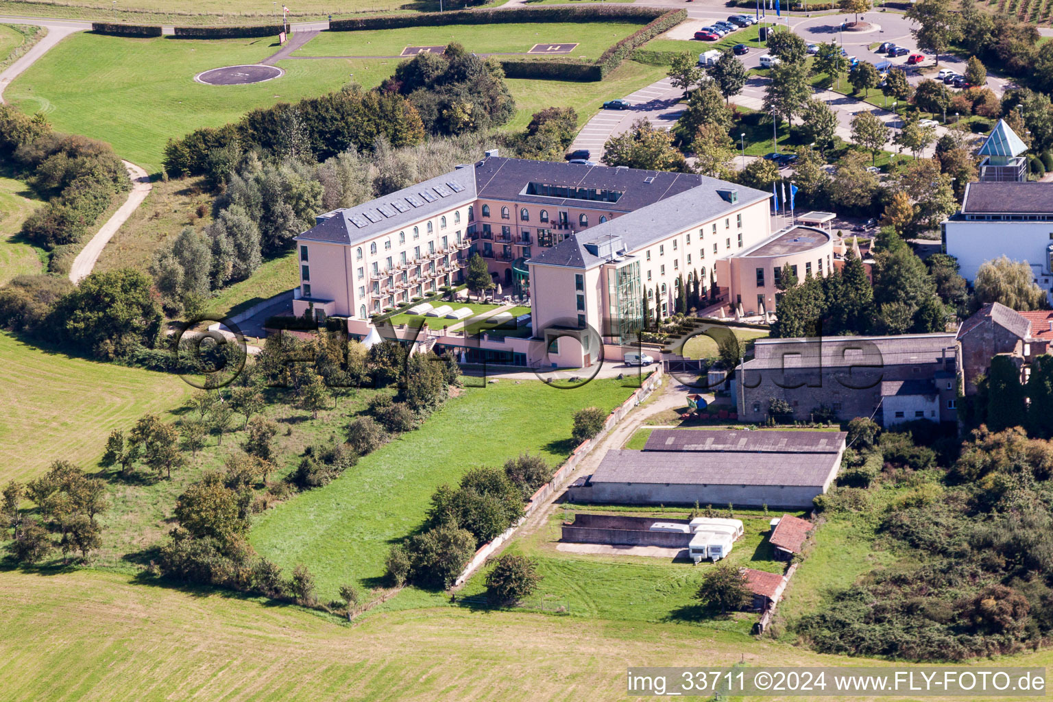 Luftbild von Gebäudekomplex der Hotelanlage Victor's Residenz-Hotel Schloss Berg und Niederburg Nennig in Perl im Bundesland Saarland, Deutschland