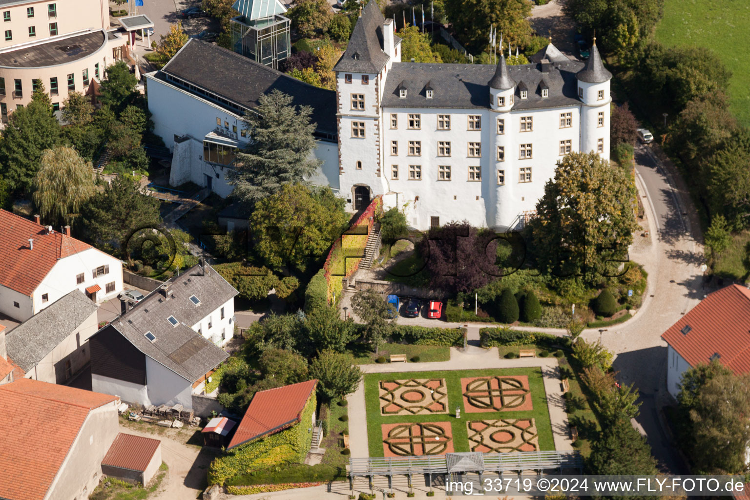 Schrägluftbild von Perl-Nennig, Victor's Residenz-Hotel Schloss Berg im Bundesland Saarland, Deutschland