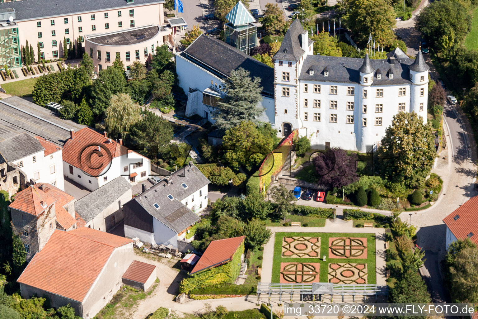 Luftaufnahme von Gebäudekomplex der Hotelanlage Victor's Residenz-Hotel Schloss Berg und Niederburg Nennig in Perl im Bundesland Saarland, Deutschland