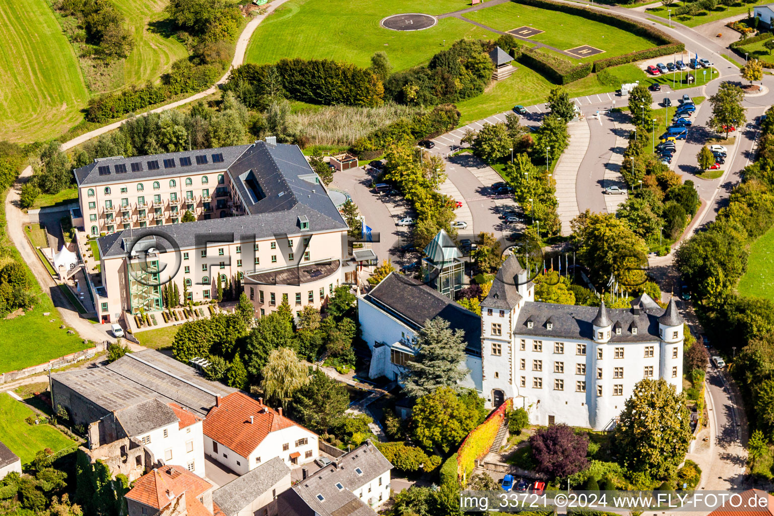 Schrägluftbild von Gebäudekomplex der Hotelanlage Victor's Residenz-Hotel Schloss Berg und Niederburg Nennig in Perl im Bundesland Saarland, Deutschland
