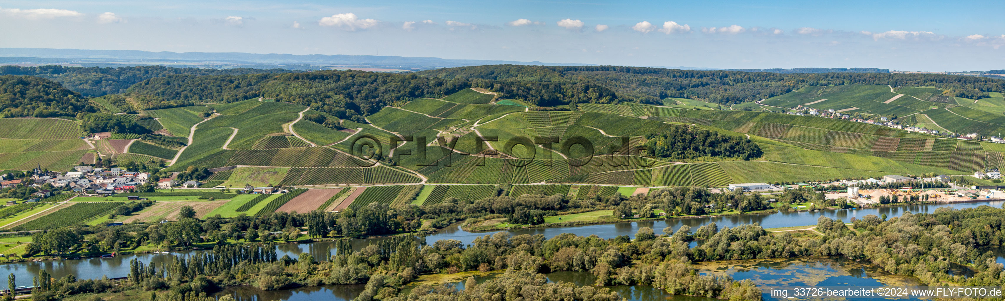 Panorama - Perspektive Uferbereiche am Flußverlauf der Mosel unter Weinbergen in Wellesteen in Distrikt Gréiwemaacher, Luxemburg