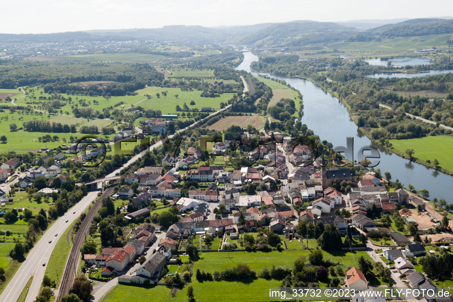 Luftbild von Besch im Bundesland Gréiwemaacher, Luxemburg