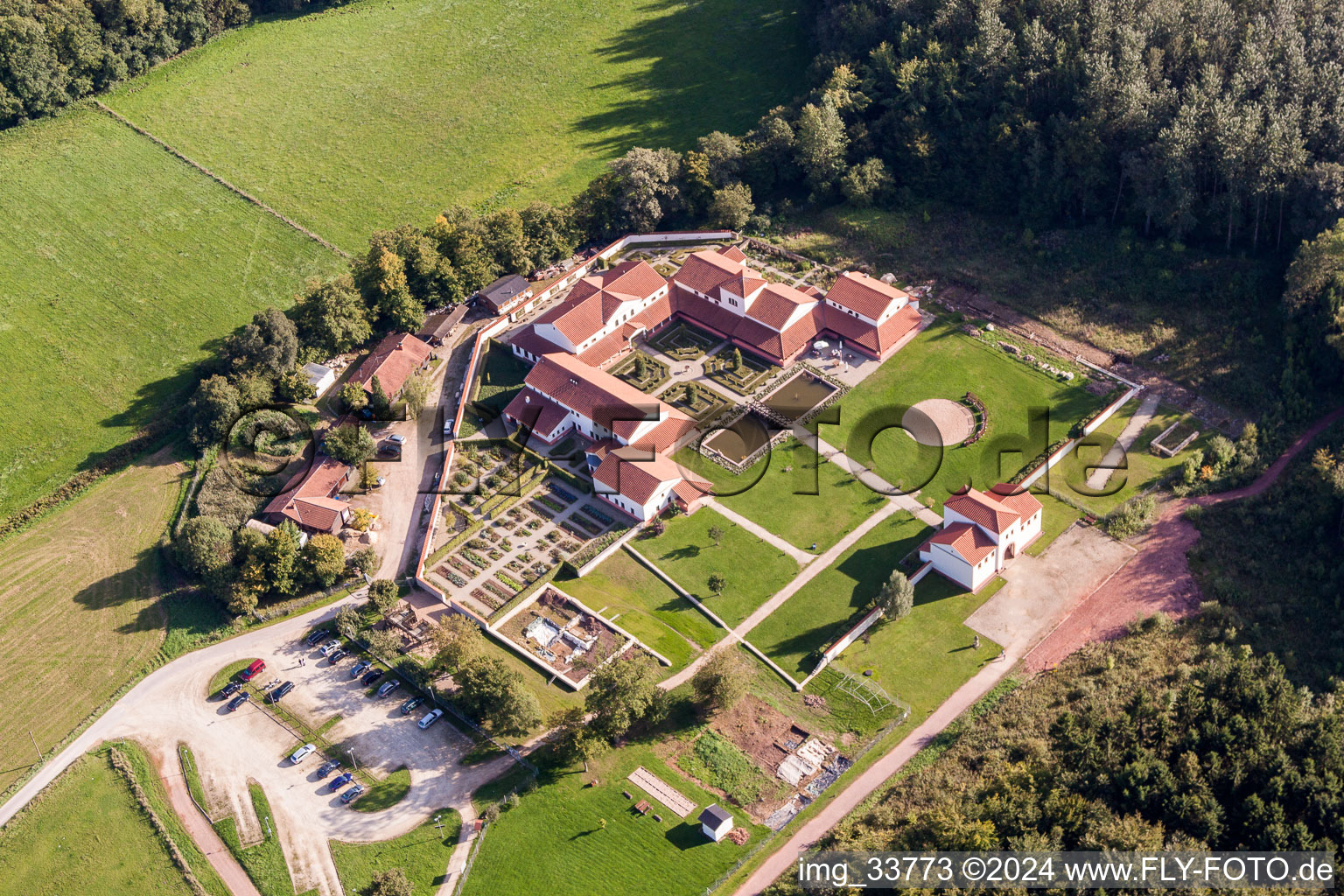Luftbild von Freilegung archäologischer Grabungsstätten auf dem Gelände des Archäologiepark Römische Villa Borg. in Perl im Bundesland Saarland, Deutschland