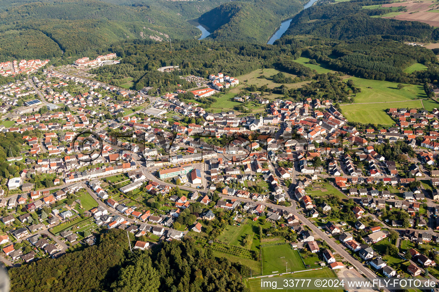 Ortsansicht der Straßen und Häuser der Wohngebiete in Mettlach in Orscholz im Bundesland Saarland, Deutschland