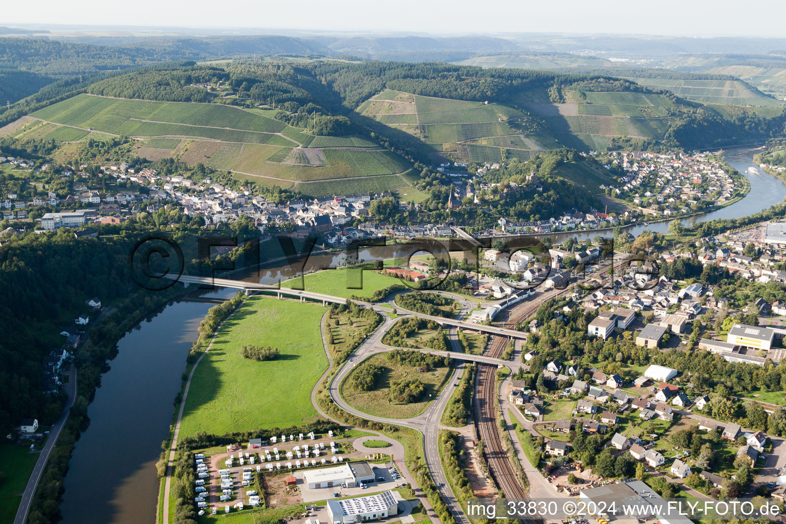Dorfkern an den Fluß- Uferbereichen der Saar in Saarburg im Bundesland Rheinland-Pfalz, Deutschland