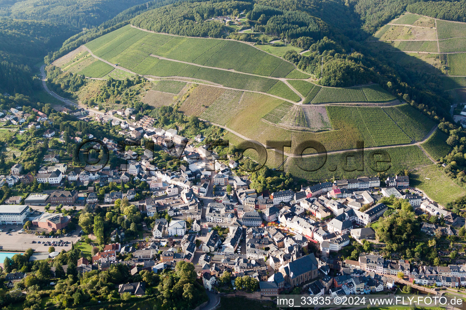 Luftbild von Dorfkern an den Fluß- Uferbereichen der Saar in Saarburg im Bundesland Rheinland-Pfalz, Deutschland