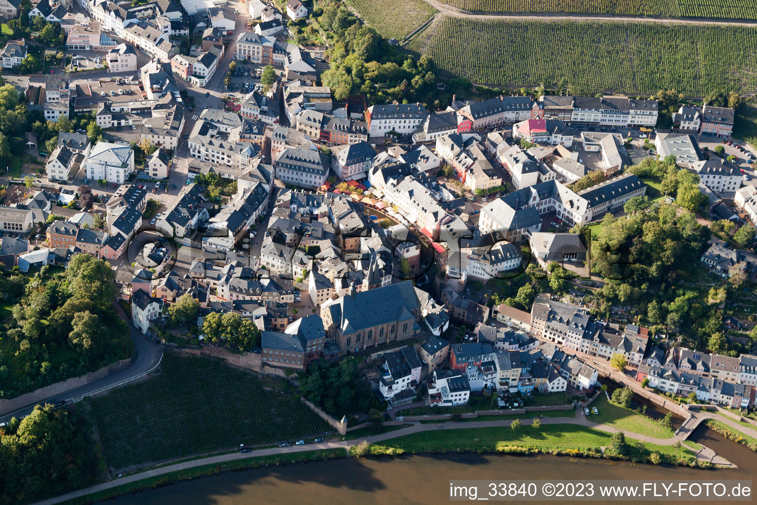Saarburg im Bundesland Rheinland-Pfalz, Deutschland aus der Luft
