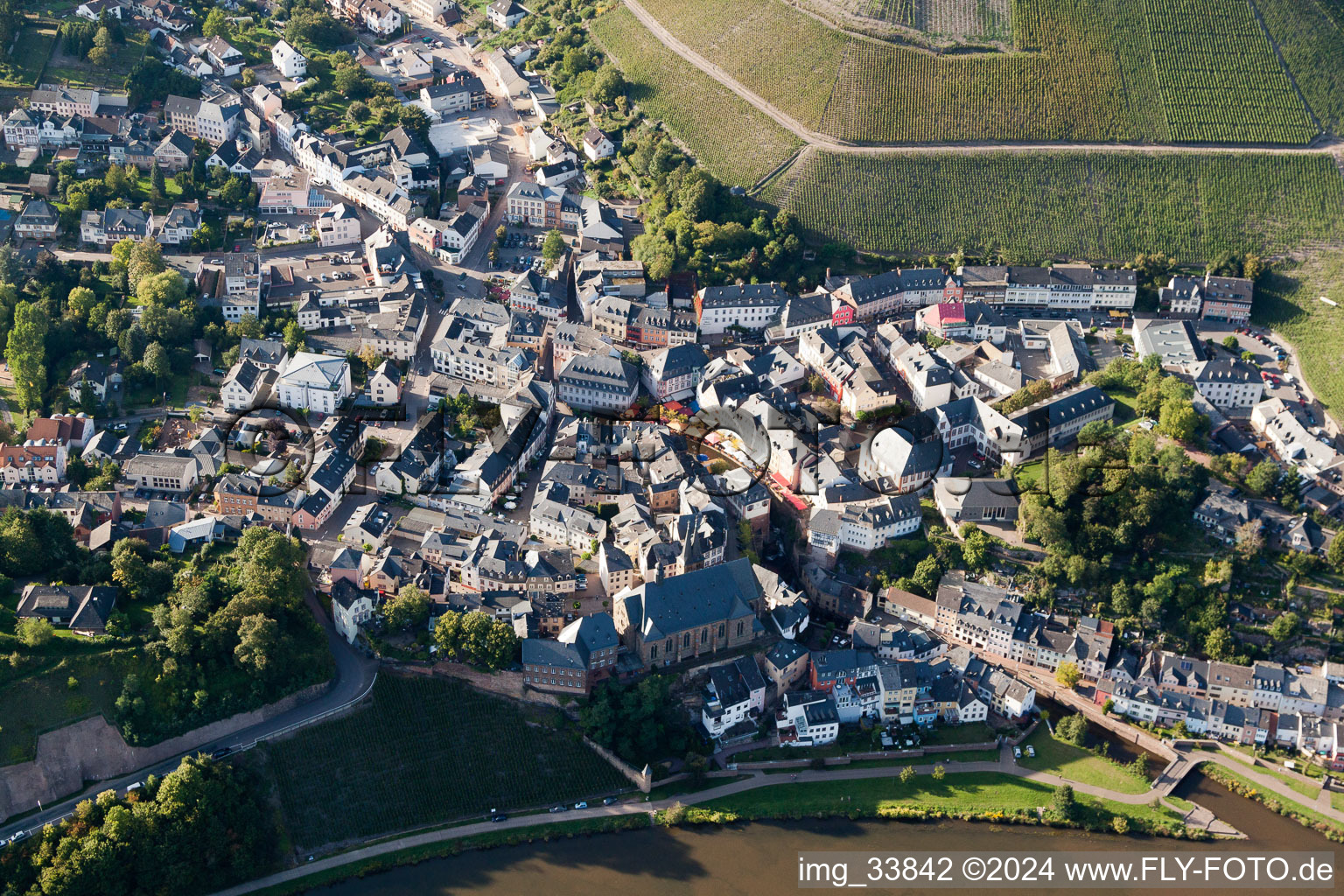 Luftbild von Dorfkern an den Fluß- Uferbereichen der Saar im Ortsteil Beurig in Saarburg im Bundesland Rheinland-Pfalz, Deutschland