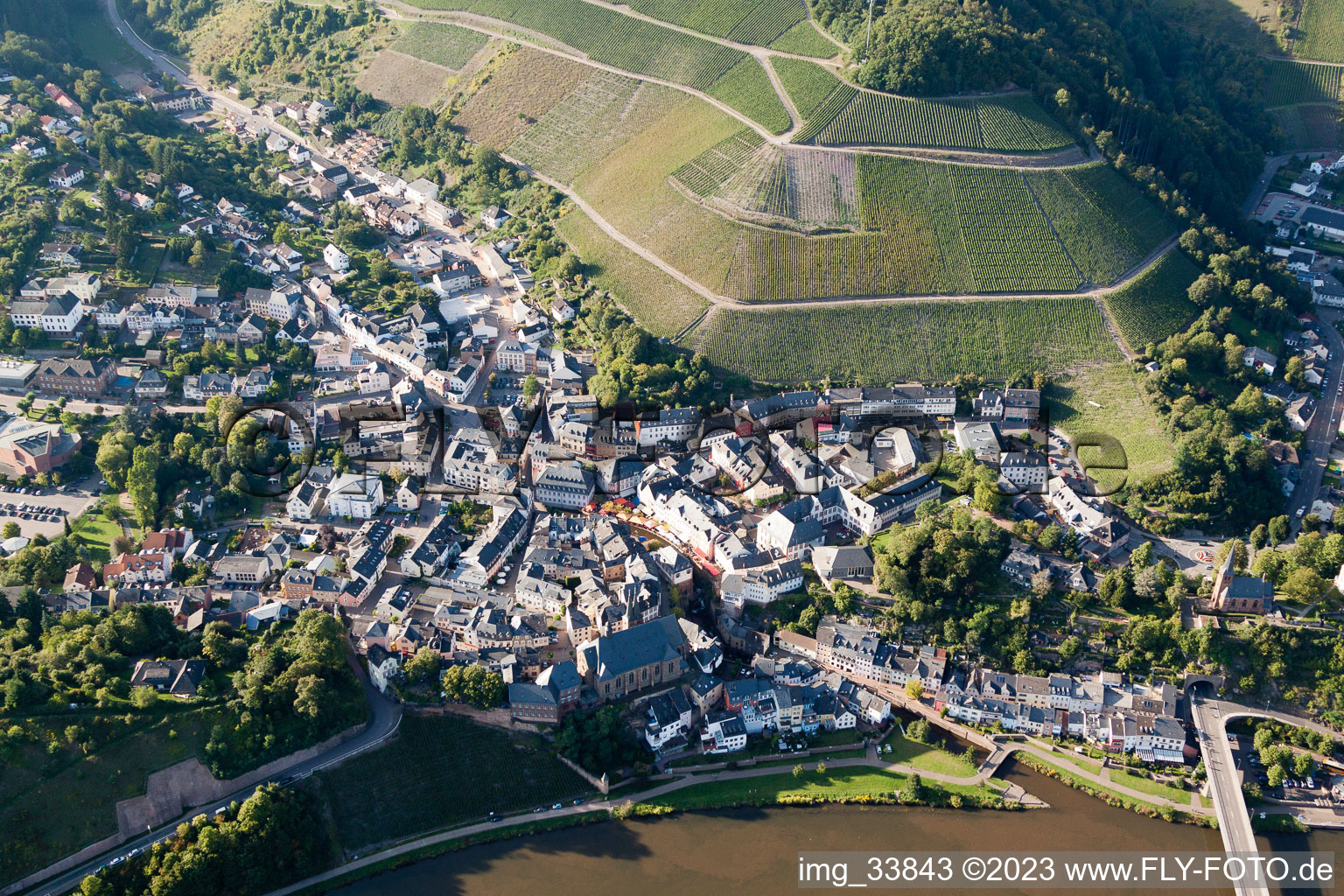 Saarburg im Bundesland Rheinland-Pfalz, Deutschland von oben gesehen