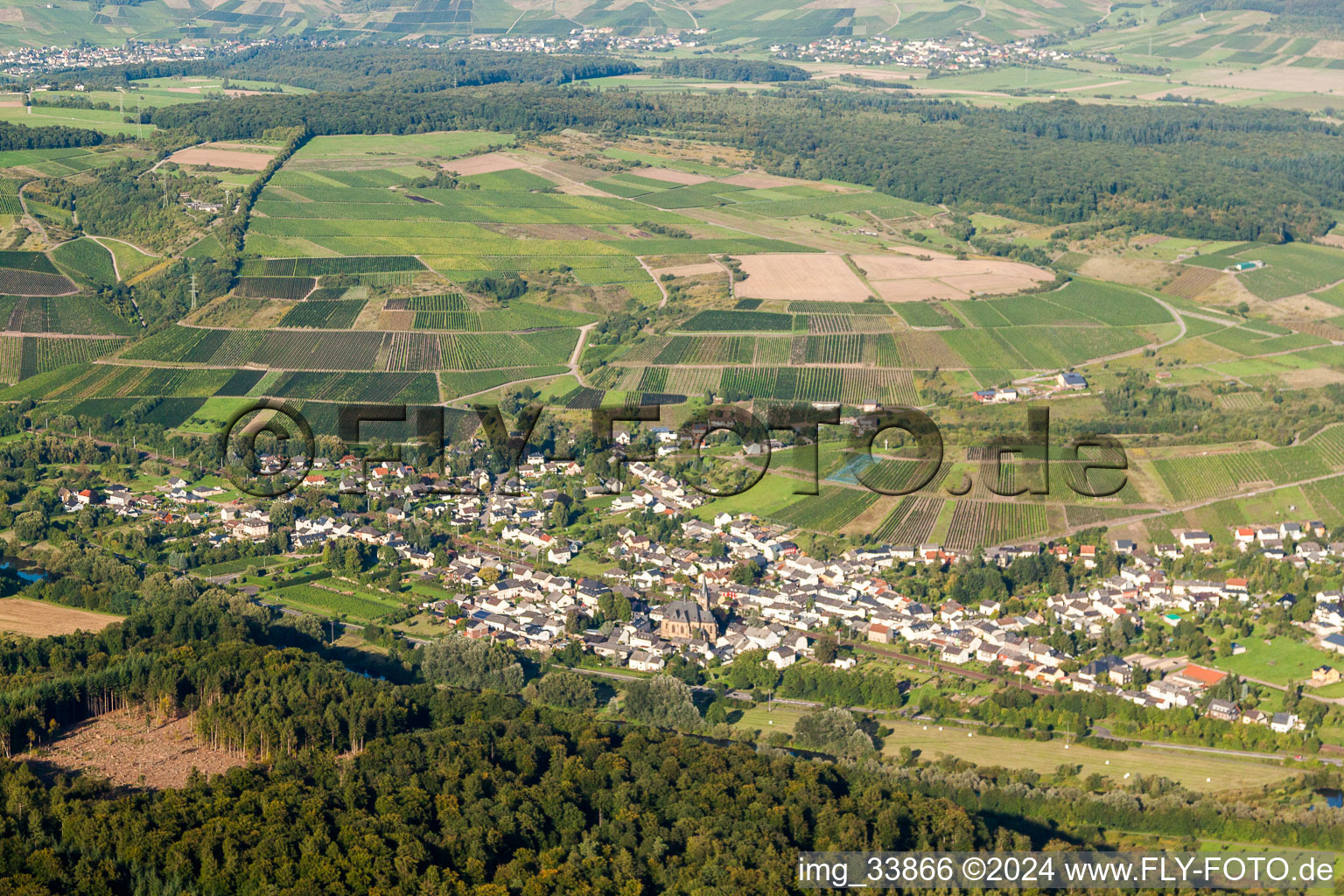 Dorf - Ansicht am Rande von landwirtschaftlichen Feldern und Nutzflächen in Wawern im Bundesland Rheinland-Pfalz, Deutschland