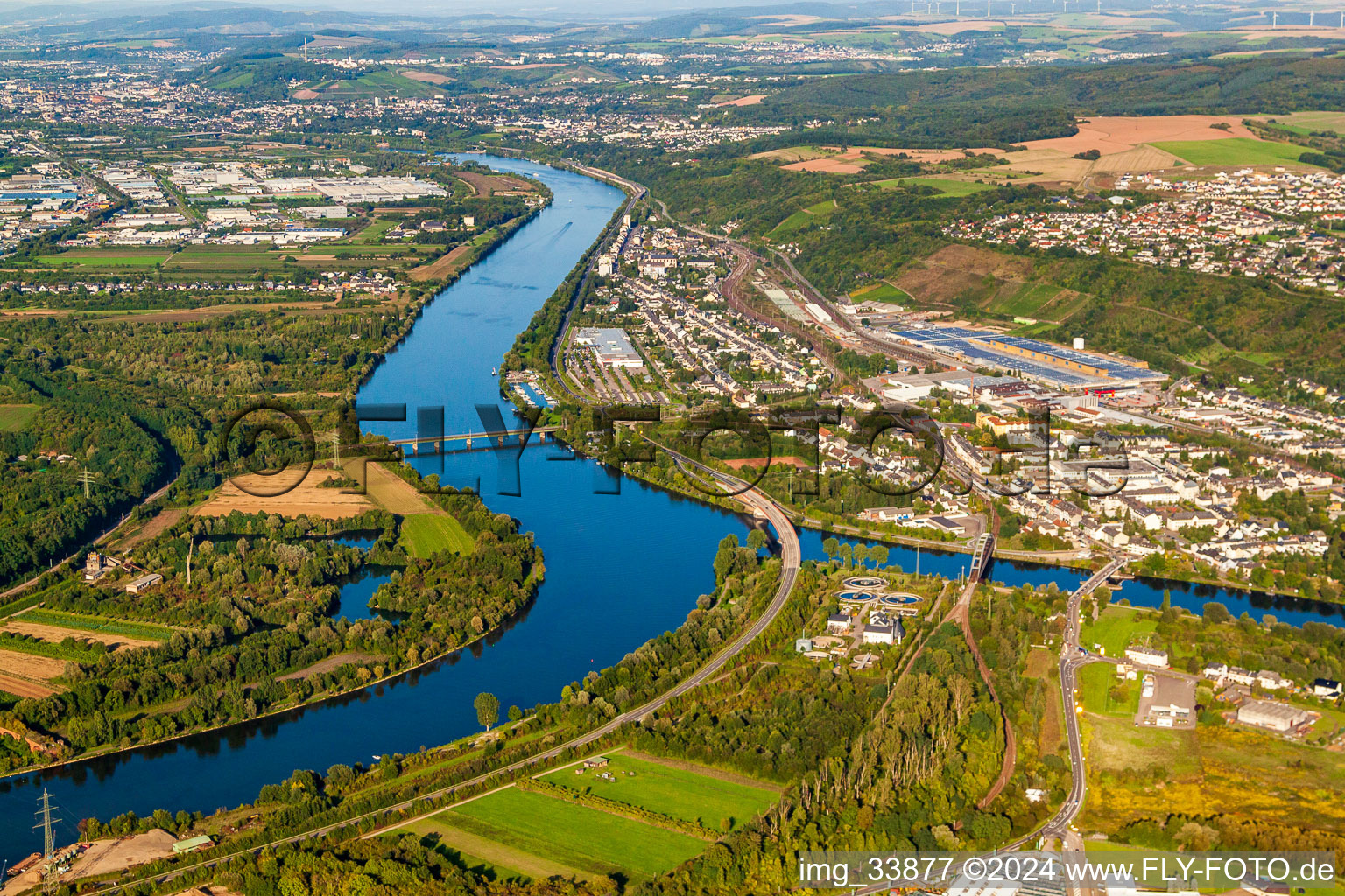 Uferbereiche entlang der Fluß- Mündung der Saar in die Mosel in Konz im Bundesland Rheinland-Pfalz, Deutschland