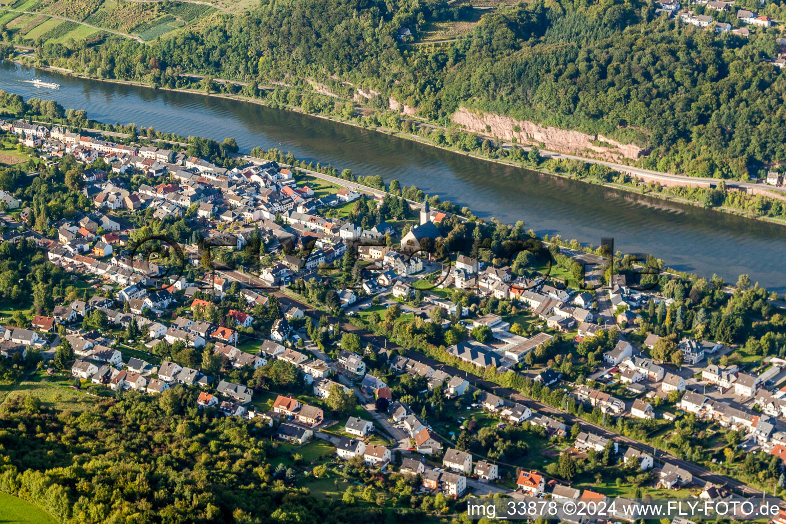 Dorfkern an den Fluß- Uferbereichen in Wasserliesch im Bundesland Rheinland-Pfalz, Deutschland