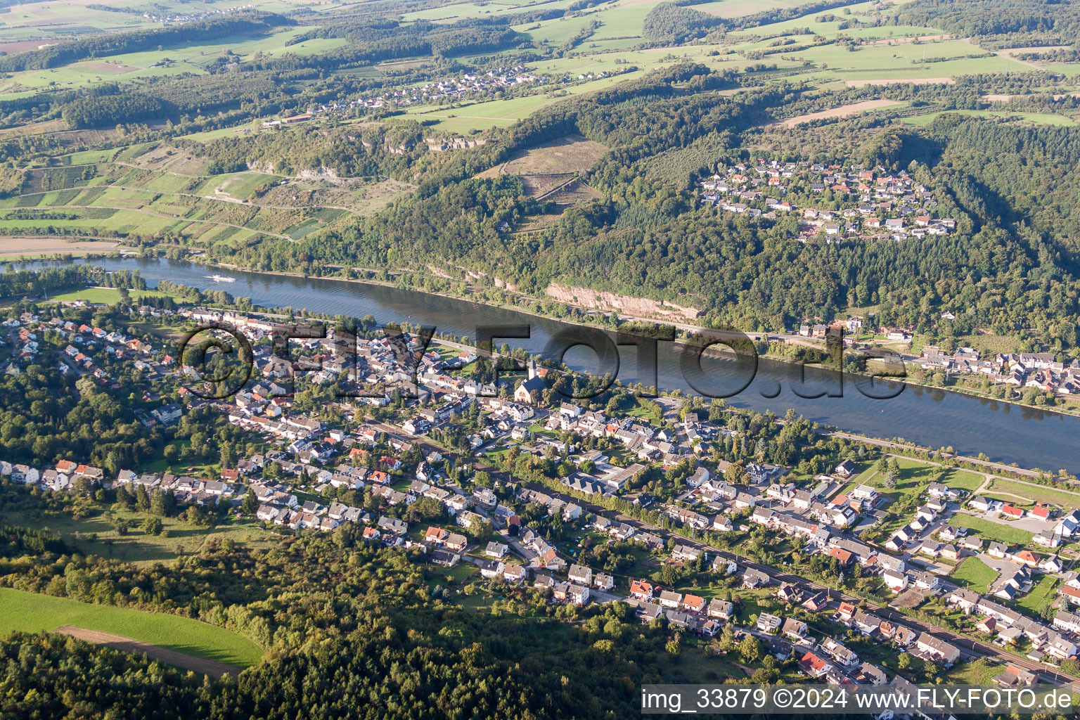 Luftbild von Dorfkern an den Fluß- Uferbereichen in Wasserliesch im Bundesland Rheinland-Pfalz, Deutschland
