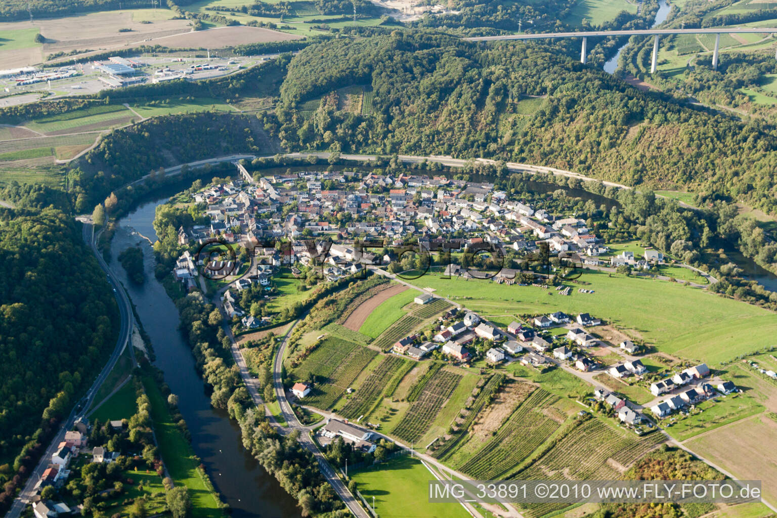 Luftbild von Kurvenförmige Schleife der Uferbereiche der Sauer an der Grenze zu Luxemburg Flußverlauf im Ortsteil Mesenich in Langsur im Bundesland Rheinland-Pfalz, Deutschland