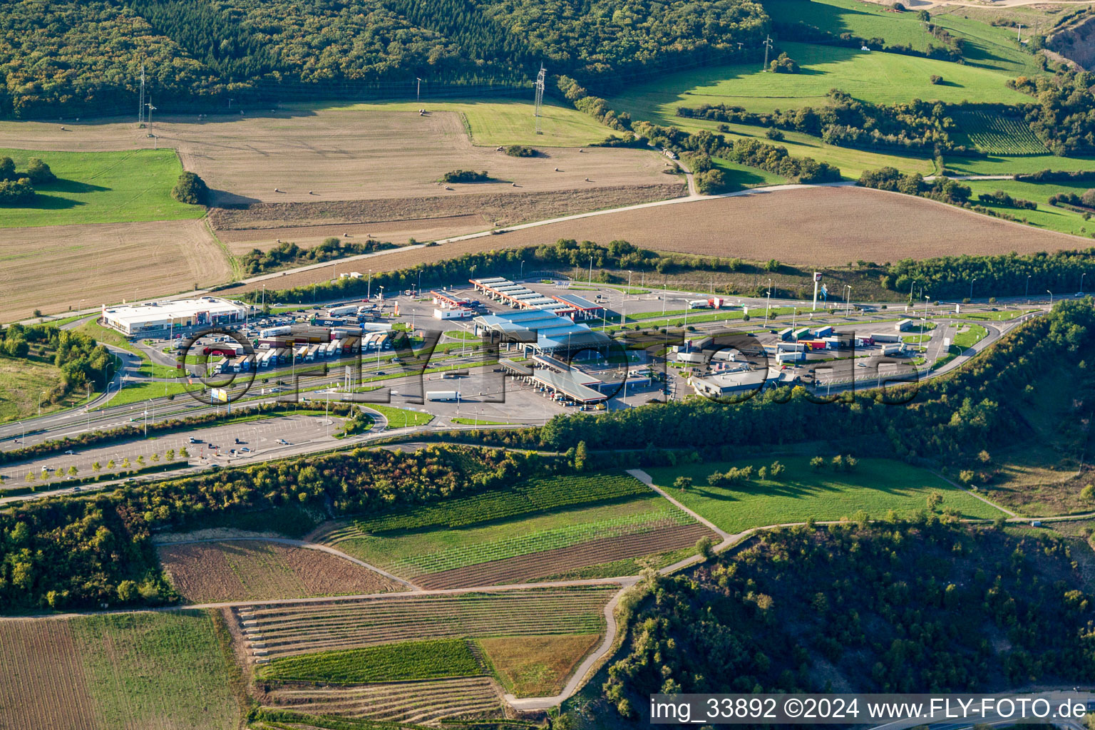 Autobahn Raststätte Aire de Wasserbillig an der Verkehrsführung und den Fahrtrichtungen der BAB A1 in Mertert in Grevenmacher im Bundesland Gréiwemaacher, Luxemburg