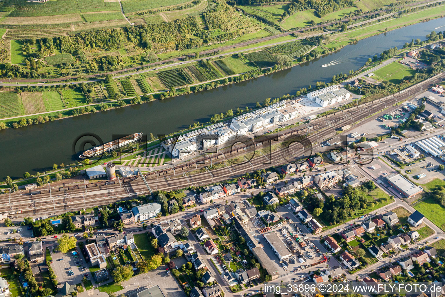 Wohngebäude an ehemaligen Hafenanlagen am Ufer des Fluß- Verlaufes der Mosel Esplanade de la Moselle in Wasserbillig in Grevenmacher, Luxemburg