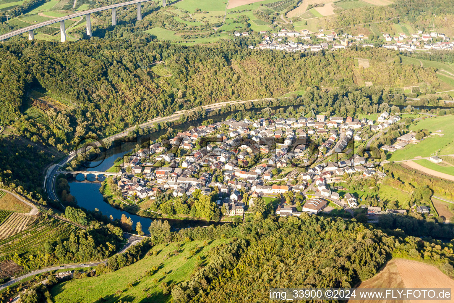 Luftaufnahme von Kurvenförmige Schleife der Uferbereiche der Sauer an der Grenze zu Luxemburg Flußverlauf im Ortsteil Mesenich in Langsur im Bundesland Rheinland-Pfalz, Deutschland