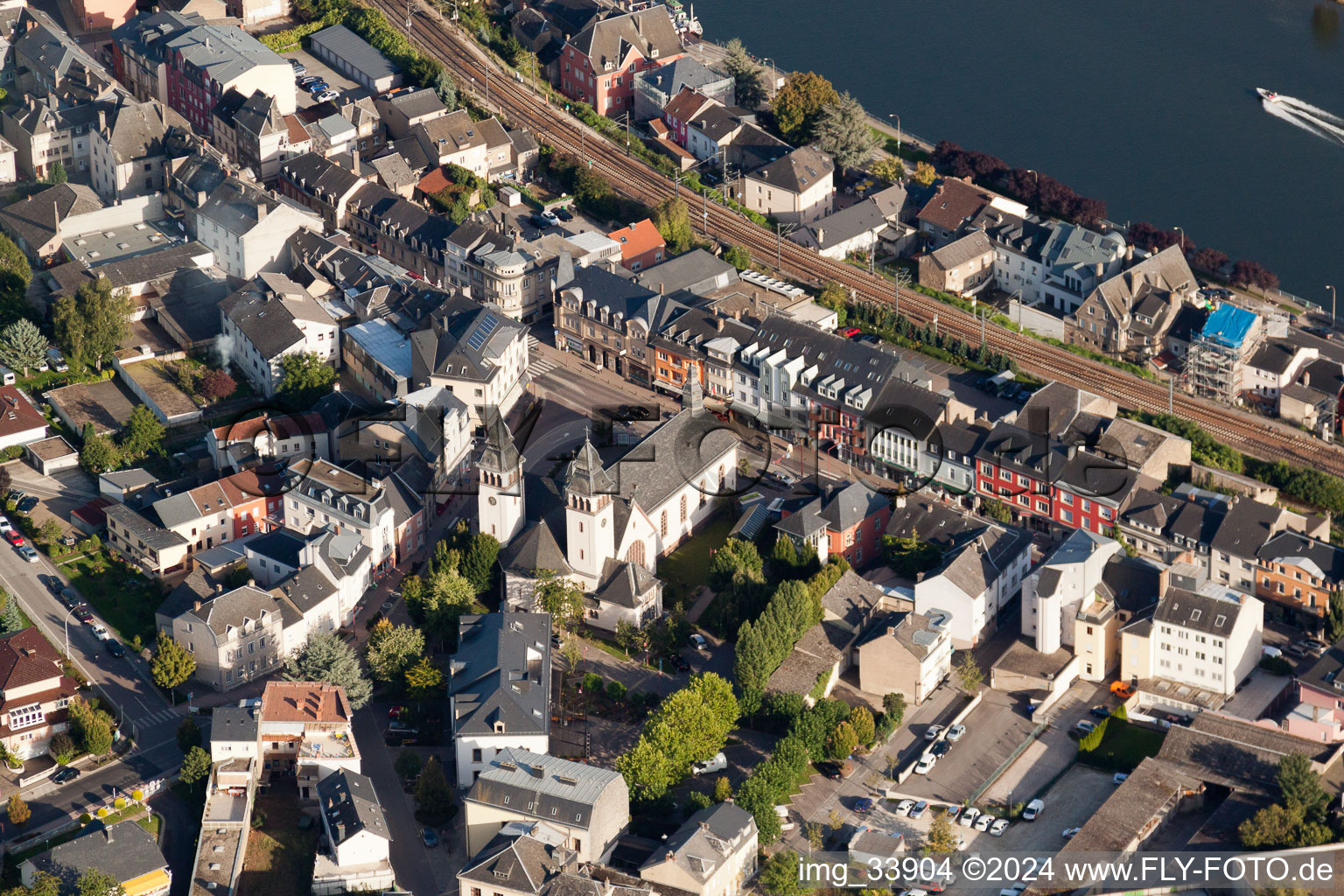 Bahngleise Stadtzentrum im Innenstadtbereich am Ufer des Flußverlaufes der Mosel in Wasserbillig in Grevenmacher im Bundesland Gréiwemaacher, Luxemburg