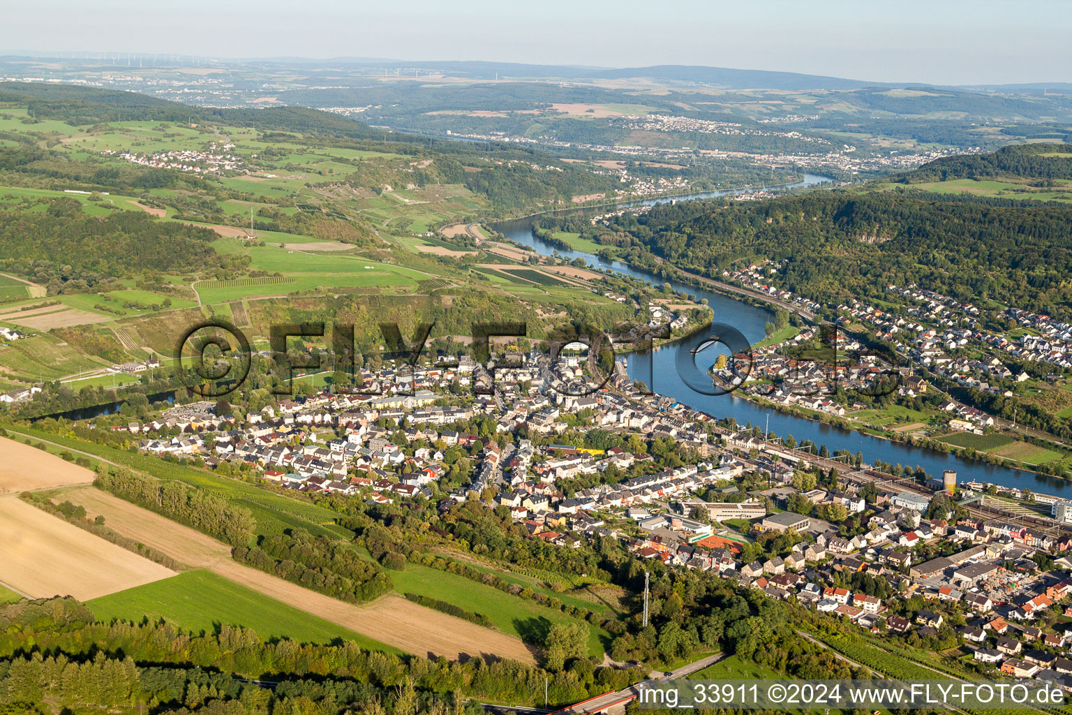 Luftbild von Uferbereiche entlang der Fluß- Mündung der Sauer in die Mosel in Wasserbillig in Grevenmacher im Bundesland Gréiwemaacher, Luxemburg