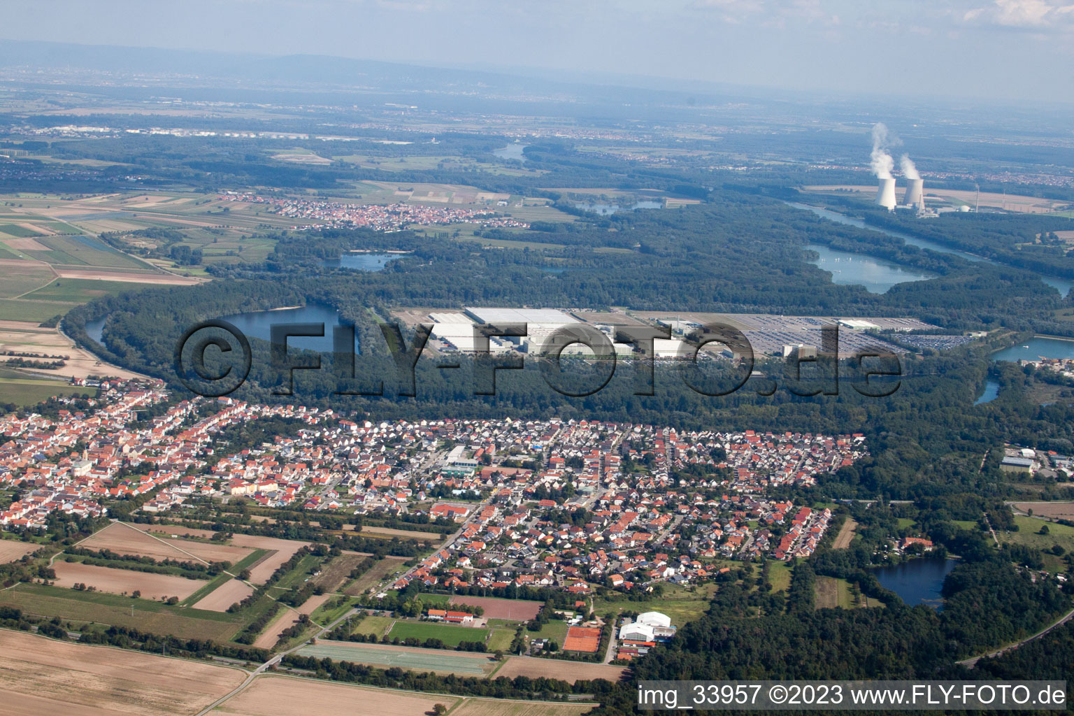 Luftaufnahme von Germersheim, Daimler GLC auf der Insel Grün im Bundesland Rheinland-Pfalz, Deutschland