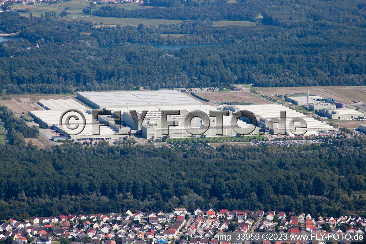 Schrägluftbild von Germersheim, Daimler GLC auf der Insel Grün im Bundesland Rheinland-Pfalz, Deutschland