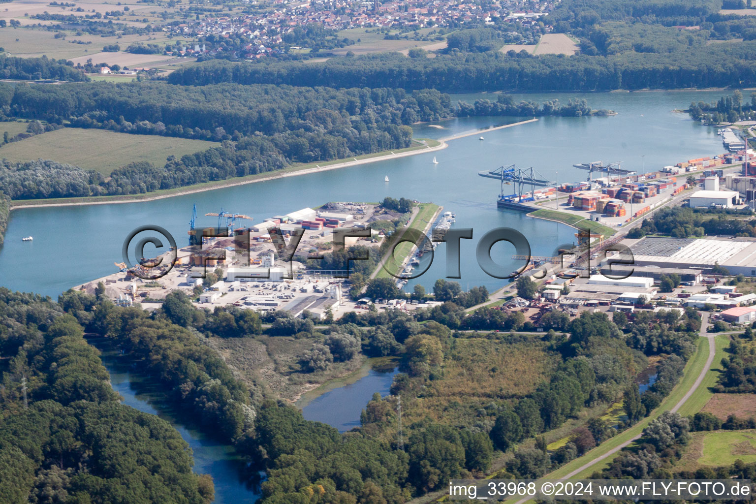 Luftbild von Kaianlagen und Schiffs- Anlegestellen am Hafenbecken des Binnenhafen des Rhein in Germersheim im Bundesland Rheinland-Pfalz, Deutschland