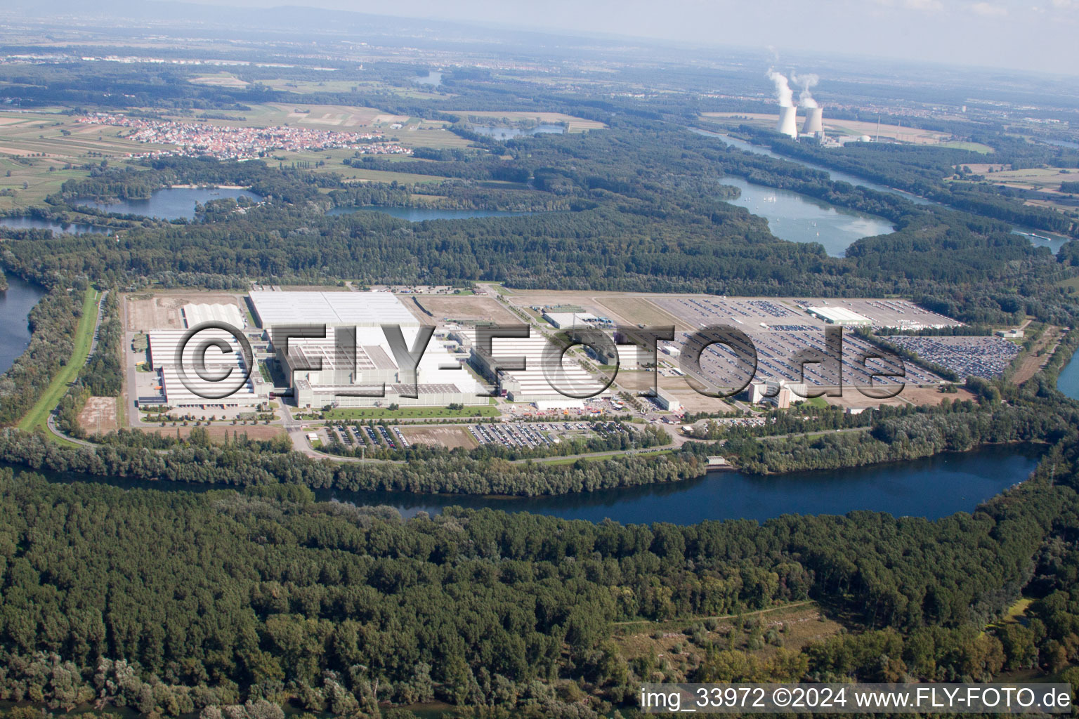 Luftaufnahme von Gebäudekomplex und Gelände des Logistikzentrums Daimler AG Global Logistic Center auf der Insel Grün in Germersheim im Bundesland Rheinland-Pfalz, Deutschland