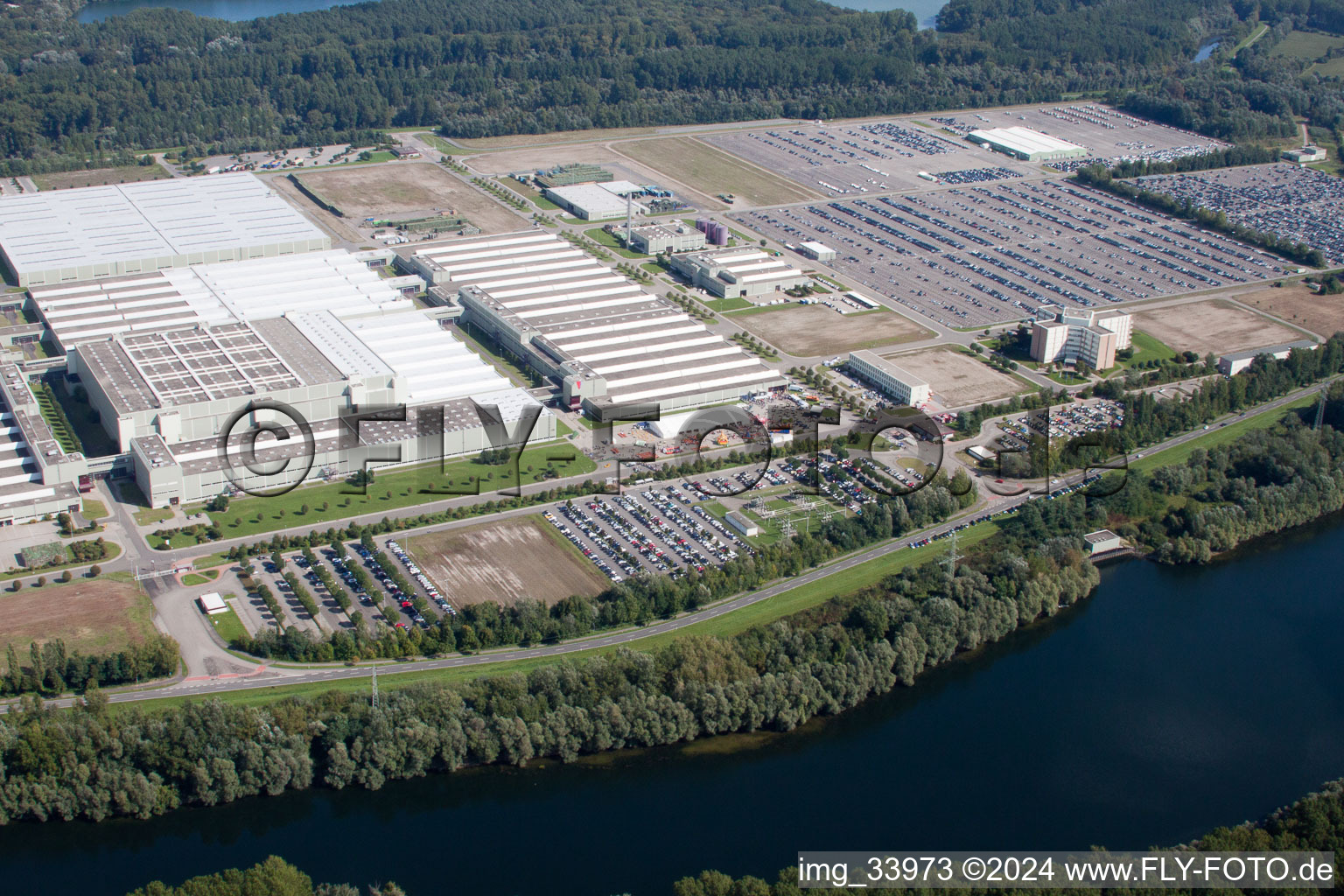 Schrägluftbild von Gebäudekomplex und Gelände des Logistikzentrums Daimler AG Global Logistic Center auf der Insel Grün in Germersheim im Bundesland Rheinland-Pfalz, Deutschland
