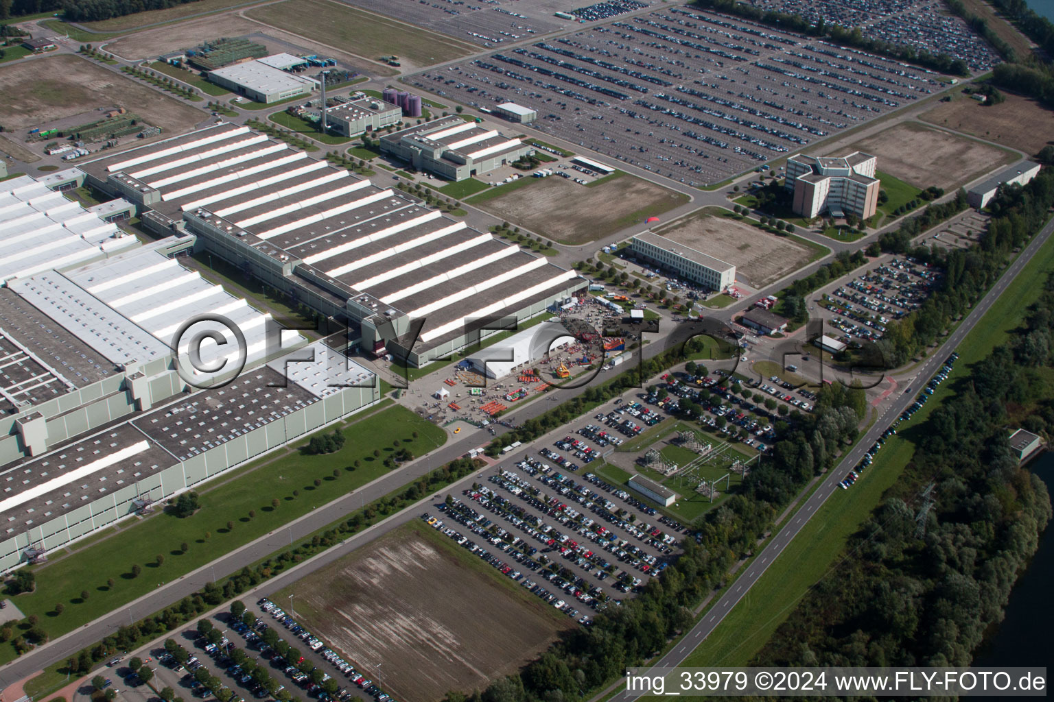 Gebäudekomplex und Gelände des Logistikzentrums Daimler AG Global Logistic Center auf der Insel Grün in Germersheim im Bundesland Rheinland-Pfalz, Deutschland von oben