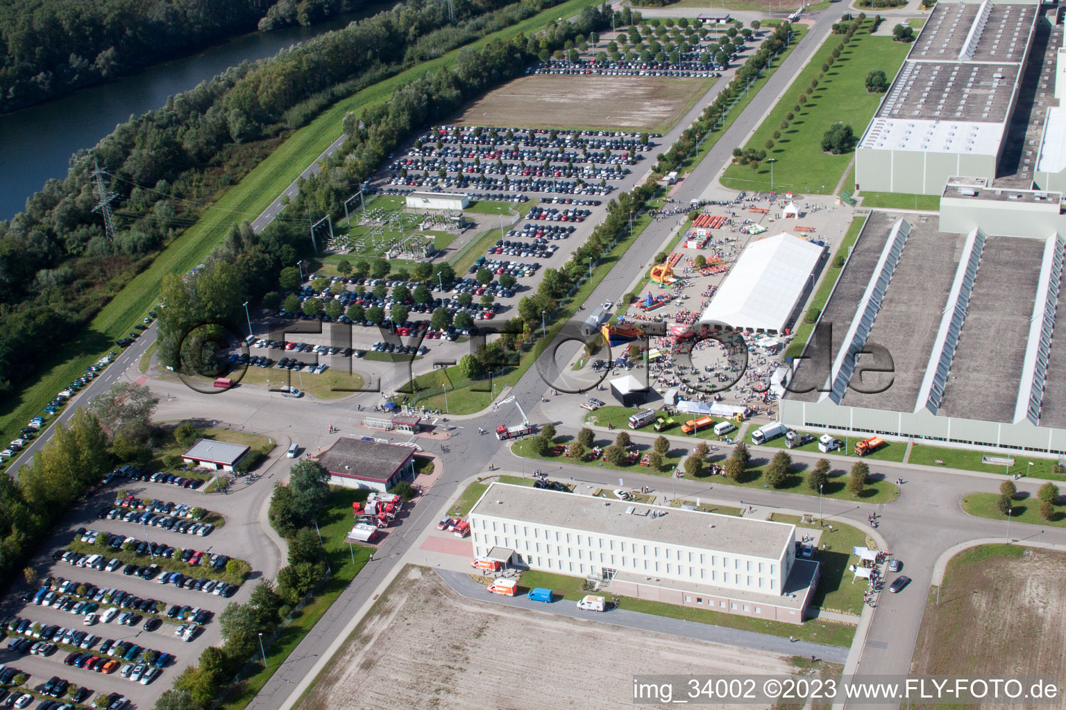 Germersheim, Daimler GLC auf der Insel Grün im Bundesland Rheinland-Pfalz, Deutschland aus der Drohnenperspektive