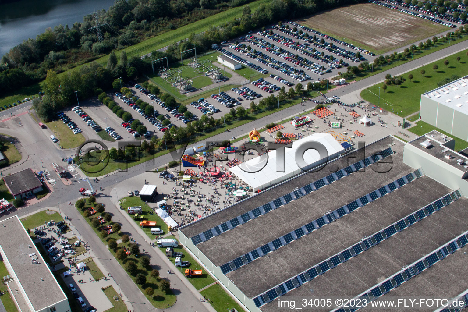 Germersheim, Daimler GLC auf der Insel Grün im Bundesland Rheinland-Pfalz, Deutschland von der Drohne aus gesehen
