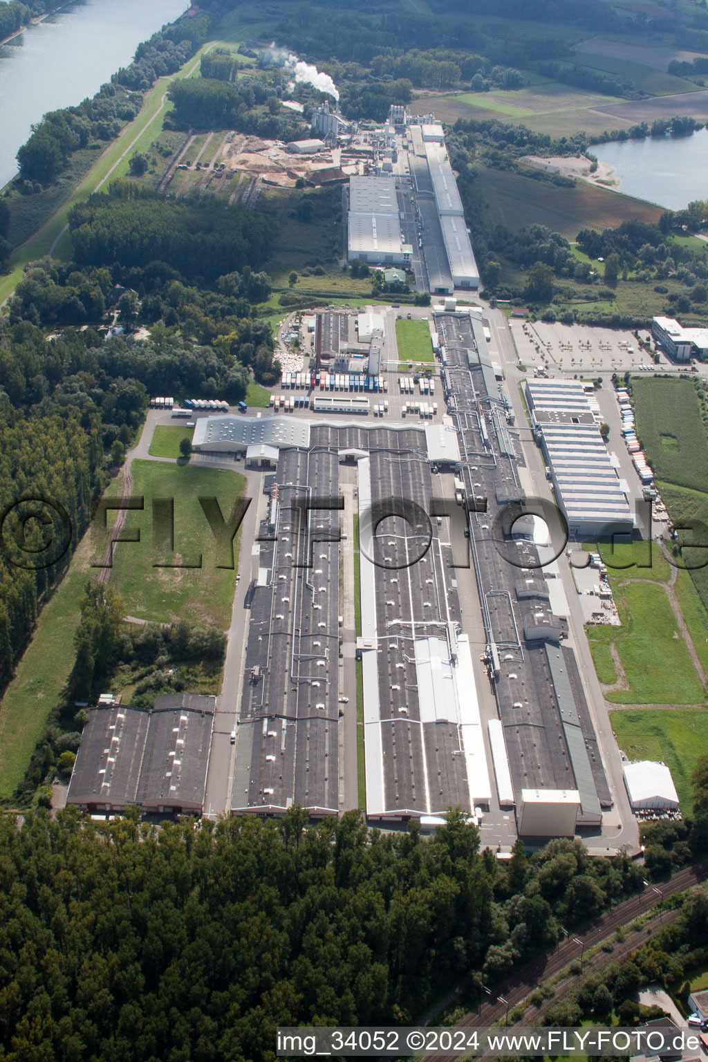 Gebäudekomplex und Gelände des Logistikzentrums Daimler AG Global Logistic Center auf der Insel Grün in Germersheim im Bundesland Rheinland-Pfalz, Deutschland vom Flugzeug aus