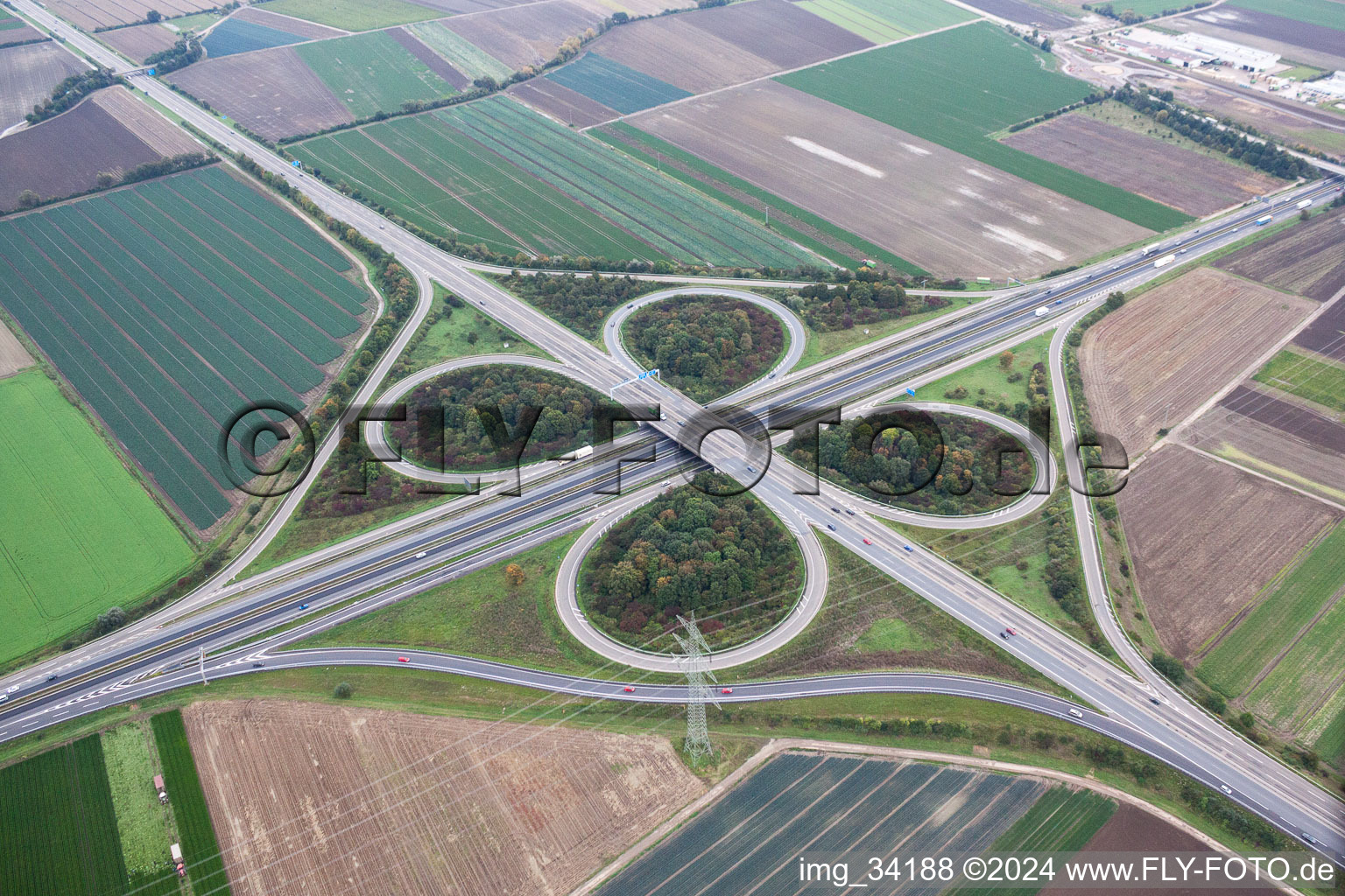 Verkehrsführung und Fahrbahnen der Straßenführung am Autobahnkreuz der BAB A65 und A61 in Mutterstadt im Bundesland Rheinland-Pfalz, Deutschland