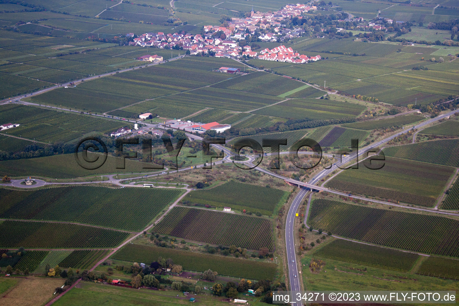 Deidesheim im Bundesland Rheinland-Pfalz, Deutschland aus der Luft betrachtet