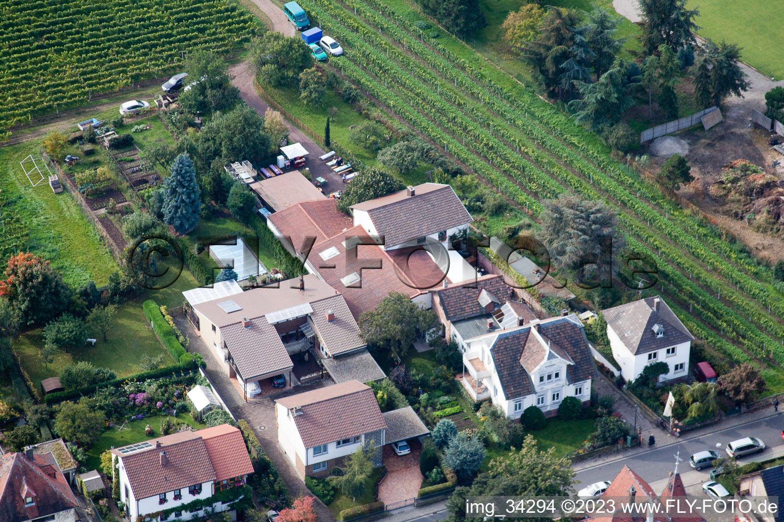 Luftbild von Wachenheim an der Weinstraße, Zimmermann's Apfeltage im Bundesland Rheinland-Pfalz, Deutschland