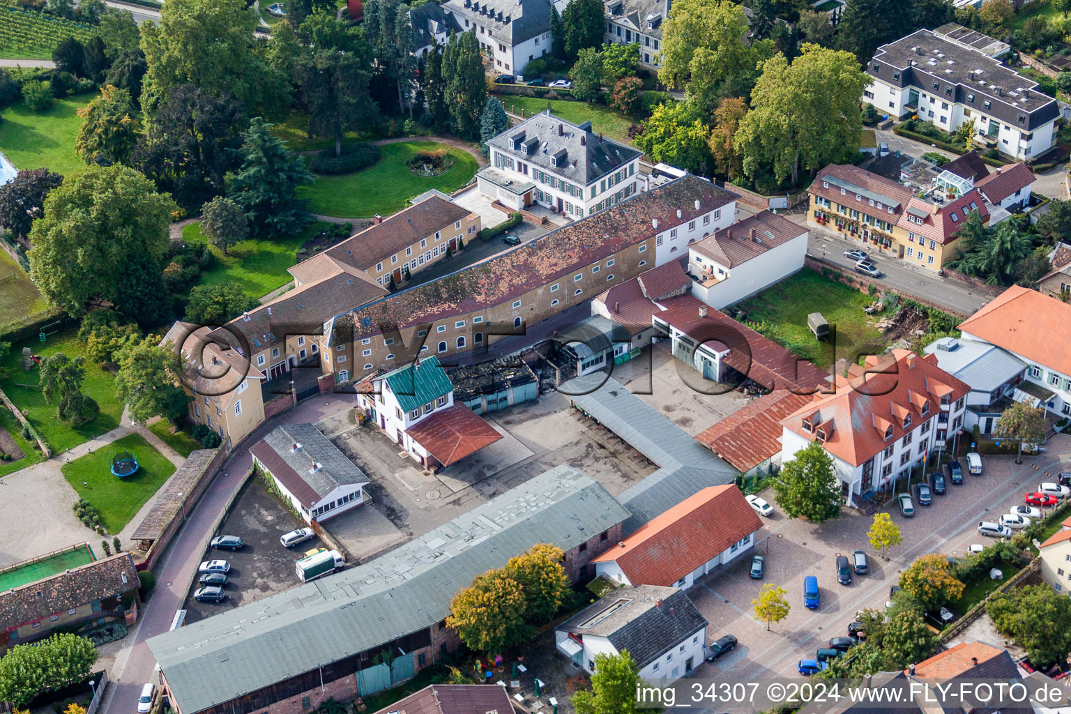 Luftbild von Gebäude und Parkanlagen am Weingut Dr. Bürklin-Wolf in Wachenheim an der Weinstraße im Bundesland Rheinland-Pfalz, Deutschland