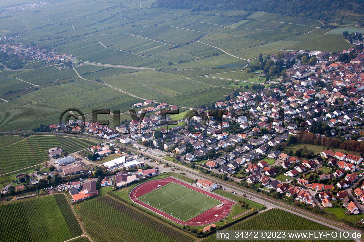 Wachenheim an der Weinstraße, Zimmermann's Apfeltage im Bundesland Rheinland-Pfalz, Deutschland aus der Luft
