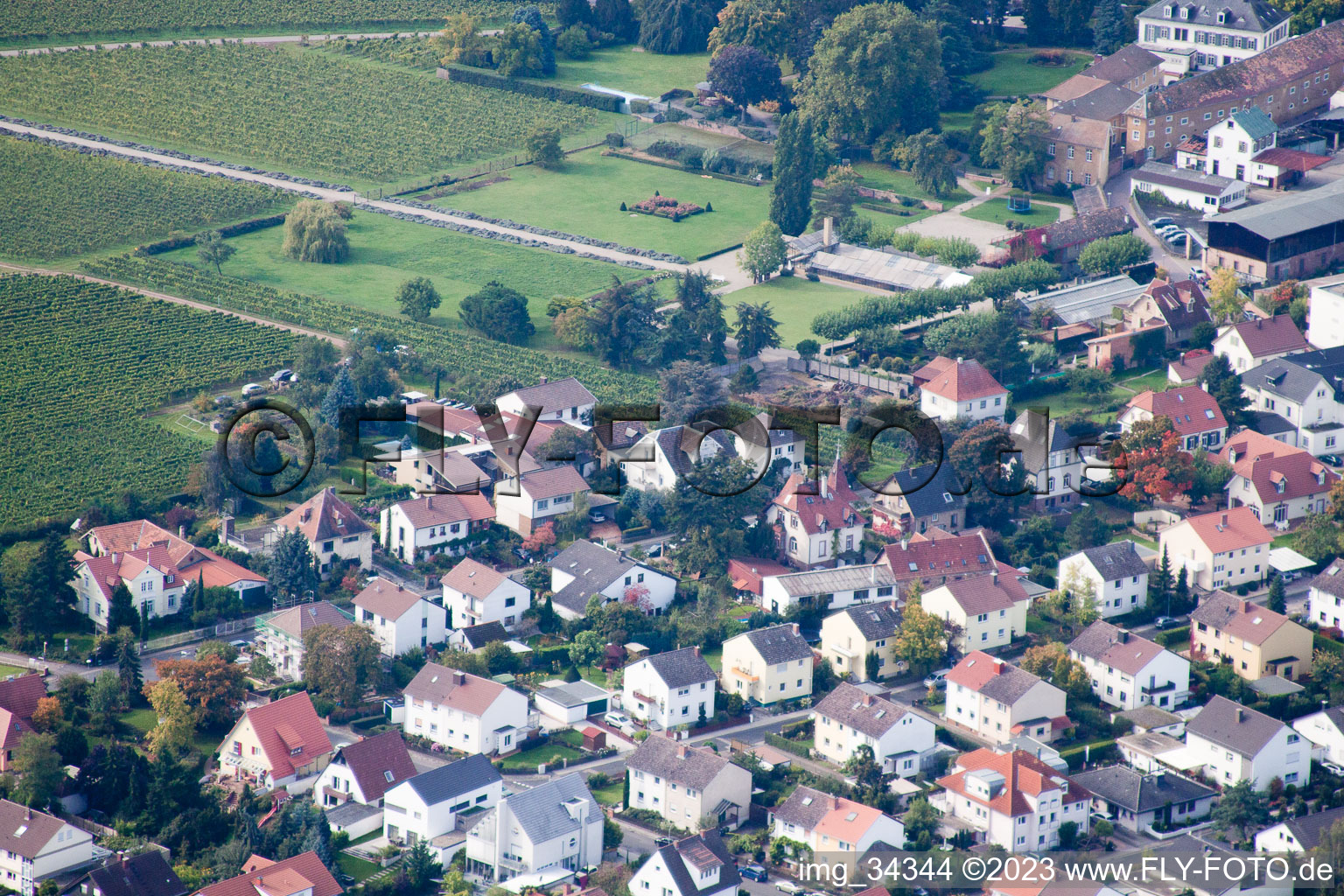 Wachenheim an der Weinstraße, Zimmermann's Apfeltage im Bundesland Rheinland-Pfalz, Deutschland von oben gesehen