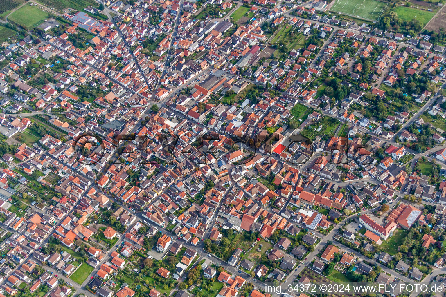 Luftbild von Ortsansicht der Straßen und Häuser der Wohngebiete in Weisenheim am Sand im Bundesland Rheinland-Pfalz, Deutschland