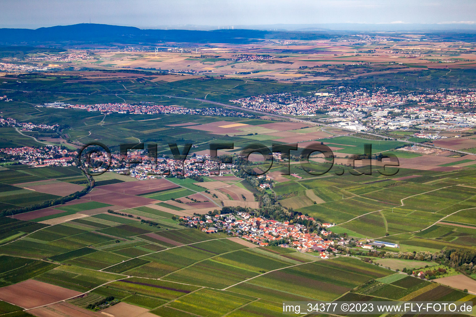 Luftbild von Dorf - Ansicht von Sausenheim in Bissersheim im Bundesland Rheinland-Pfalz, Deutschland