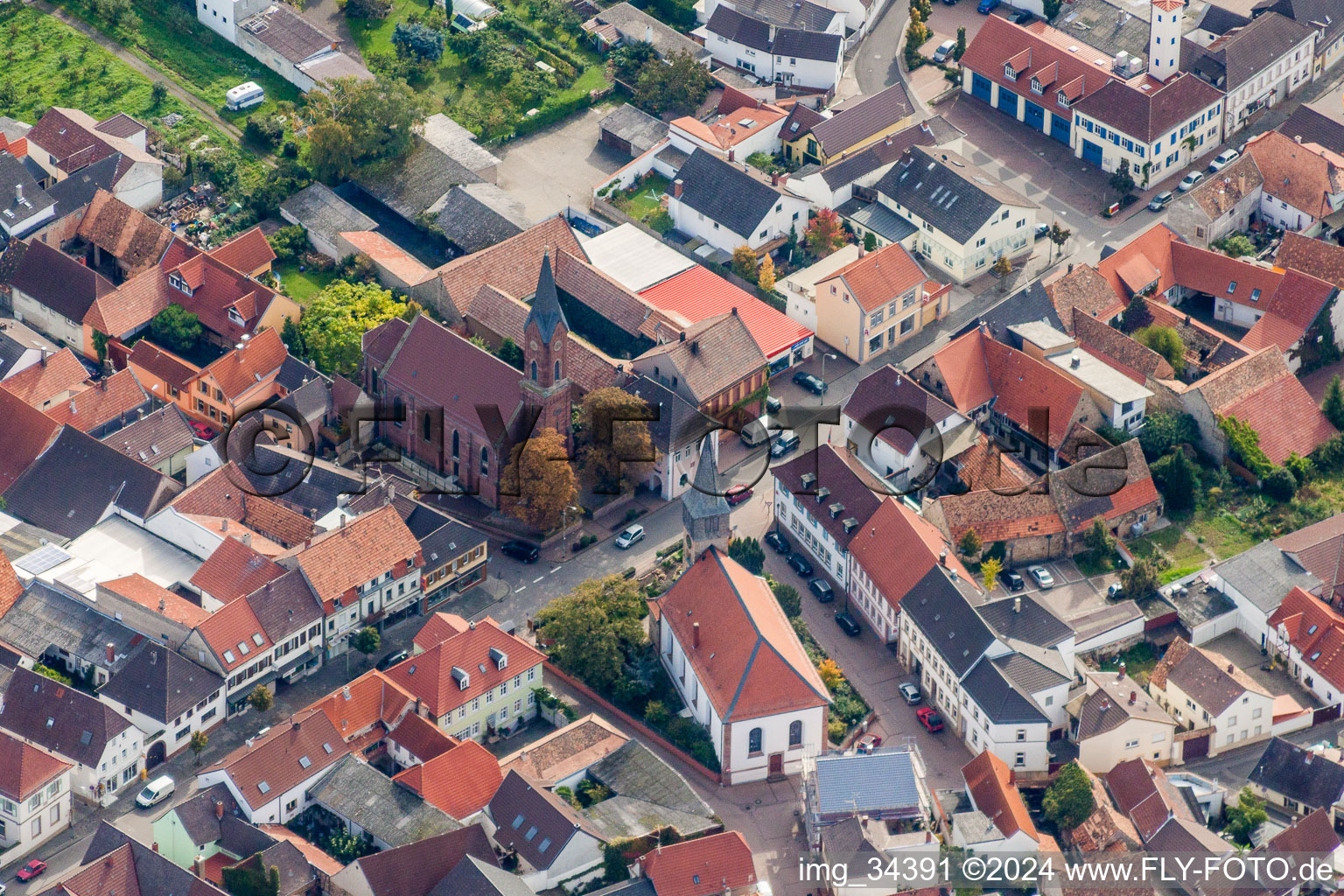 Luftbild von Zwei Kirchengebäude im Dorfkern in Weisenheim am Berg im Bundesland Rheinland-Pfalz, Deutschland