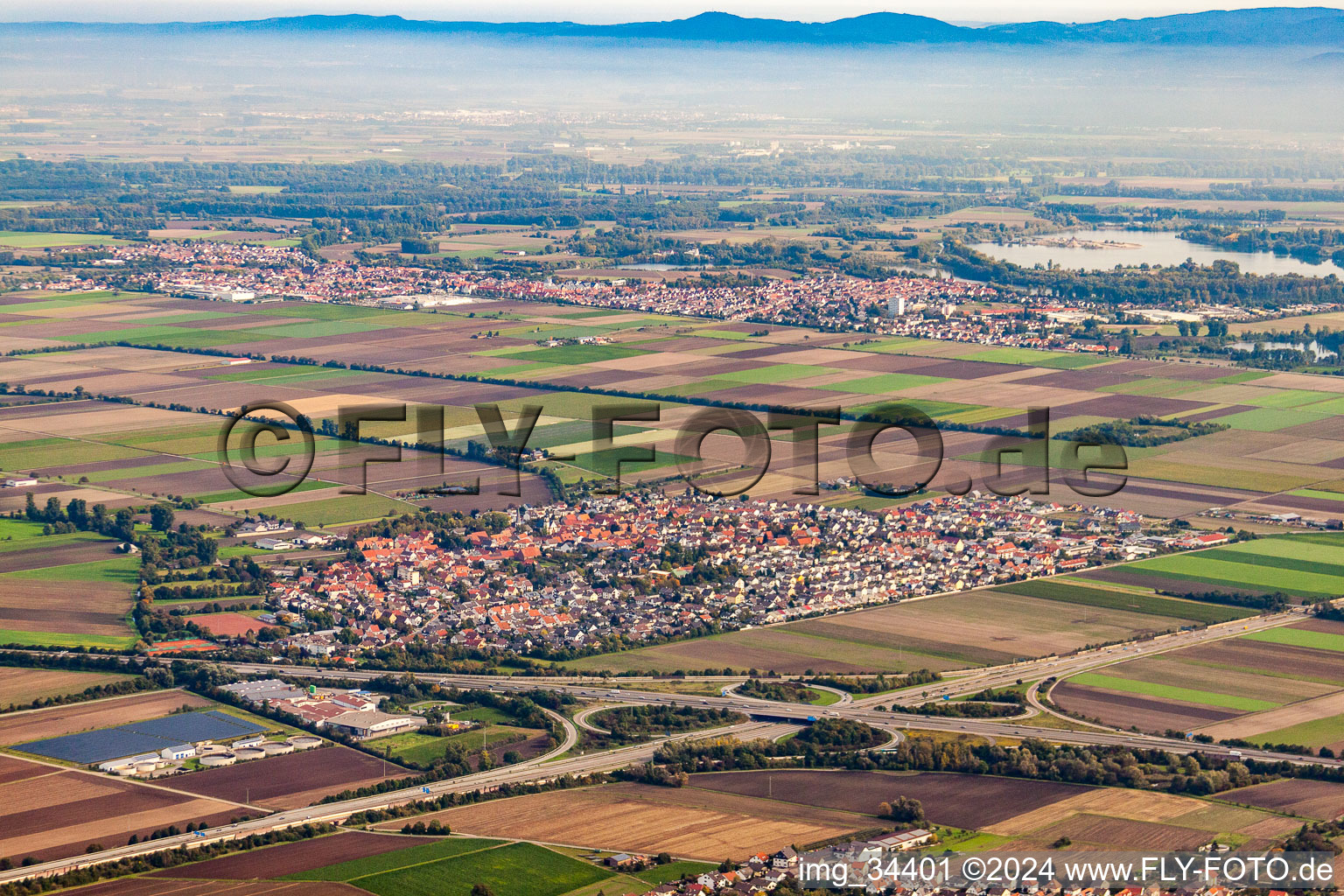 Ortsansicht der Straßen und Häuser der Wohngebiete in Beindersheim im Bundesland Rheinland-Pfalz, Deutschland