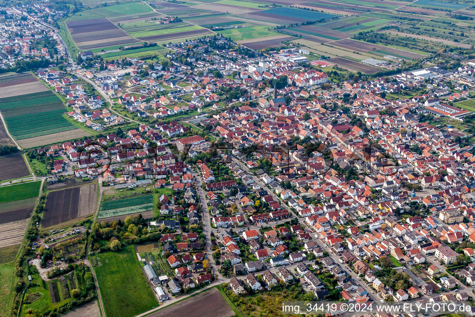 Schrägluftbild von Ortsansicht der Straßen und Häuser der Wohngebiete in Lambsheim im Bundesland Rheinland-Pfalz, Deutschland