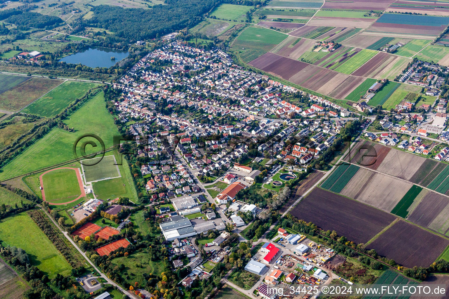 Siedlungsgebiet mit See und Sportplätzen in Lambsheim im Bundesland Rheinland-Pfalz, Deutschland